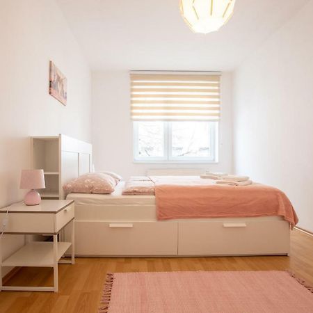 Spacious Apartment In The Old Town Of Bratislava Exterior photo