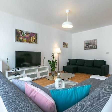 Spacious Apartment In The Old Town Of Bratislava Exterior photo